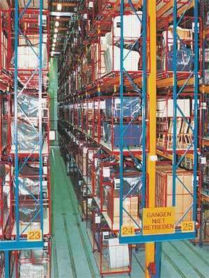 Exemples de stockage sur racks, sur grandes hauteurs dans le dépôt.